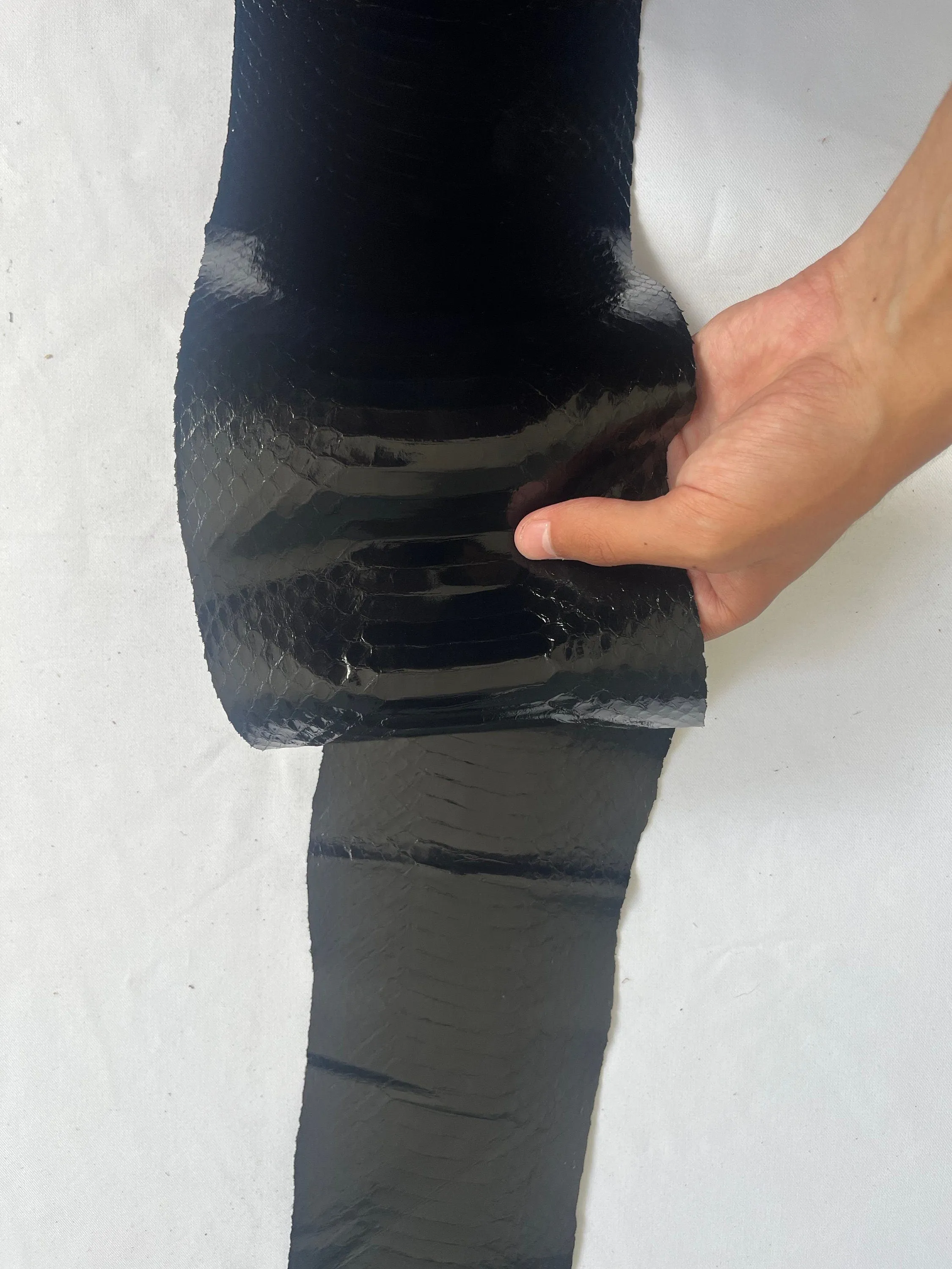 Genuine snake leather hide color high shine black, thin and glossy, thickness 0,3mm(1 oz)